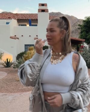 Aurélie Van Daelen Instagram - 🪩⚡️ Tout ce que j’aime dans cette série de 📸 
1 / Cette tenue de 🔥 @stellanovacopenhagen #publicité 
2/ this gurl got an attitude 😉
3/ je dors ici, vous avez vu la vue ? 
4/  je suis généreuse voici la réf : @yslbeauty LOVESHINE : 44 nude lavalliere
5/ ces cactus OMG 🌵je veux le même chez moi 
6/ Zoom sur la tenue (pcq je l’aime trop) et vous ? on en parle de ce qu’Amandine dit ?! 🤣
7/ j’ai 289 photos de vue dans ma pellicule 😏
8/ la photo en question 
9/ un petit selfie of course c’est la baaase