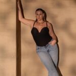 Aurélie Van Daelen Instagram – Donner aux femmes ce pouvoir de se sentir belle, peu importe la taille, la couleur, la forme, l’âge, le moment de la journée (ou soirée) avec @etam .A l’occasion du #womansday découvrez la nouvelle collection et surprise : -20% avec le code AURELIEXETAM valide jusqu’au 28 mars. #publicité