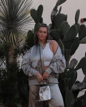 Aurélie Van Daelen Instagram - 🪩⚡️ Tout ce que j’aime dans cette série de 📸 
1 / Cette tenue de 🔥 @stellanovacopenhagen #publicité 
2/ this gurl got an attitude 😉
3/ je dors ici, vous avez vu la vue ? 
4/  je suis généreuse voici la réf : @yslbeauty LOVESHINE : 44 nude lavalliere
5/ ces cactus OMG 🌵je veux le même chez moi 
6/ Zoom sur la tenue (pcq je l’aime trop) et vous ? on en parle de ce qu’Amandine dit ?! 🤣
7/ j’ai 289 photos de vue dans ma pellicule 😏
8/ la photo en question 
9/ un petit selfie of course c’est la baaase