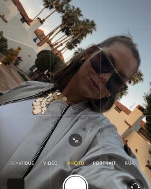 Aurélie Van Daelen Instagram - 🪩⚡️ Tout ce que j’aime dans cette série de 📸 
1 / Cette tenue de 🔥 @stellanovacopenhagen #publicité 
2/ this gurl got an attitude 😉
3/ je dors ici, vous avez vu la vue ? 
4/  je suis généreuse voici la réf : @yslbeauty LOVESHINE : 44 nude lavalliere
5/ ces cactus OMG 🌵je veux le même chez moi 
6/ Zoom sur la tenue (pcq je l’aime trop) et vous ? on en parle de ce qu’Amandine dit ?! 🤣
7/ j’ai 289 photos de vue dans ma pellicule 😏
8/ la photo en question 
9/ un petit selfie of course c’est la baaase