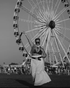 Aurélie Van Daelen Instagram - This baddie loves #coachella 🎡🌵🏜️🌴
Invited by @cocacolabelgium ❤️ #publicité