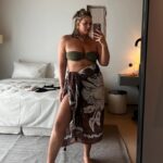Aurélie Van Daelen Instagram - @etam shooting trip album 🙃 >> -20% sur le site avec le code « AURELIEXETAM » (Disponible en Belgique jusqu’au 15/5) #publicité Combien sur 10 pour ma danse en pyj ? 😂