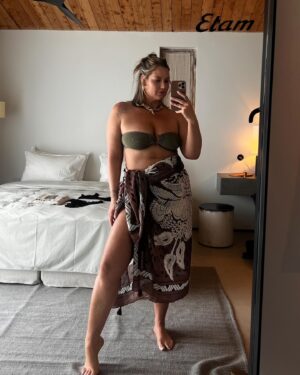 Aurélie Van Daelen Instagram - @etam shooting trip album 🙃 
>> -20% sur le site avec le code « AURELIEXETAM » 
(Disponible en Belgique jusqu’au 15/5) #publicité
Combien sur 10 pour ma danse en pyj ? 😂