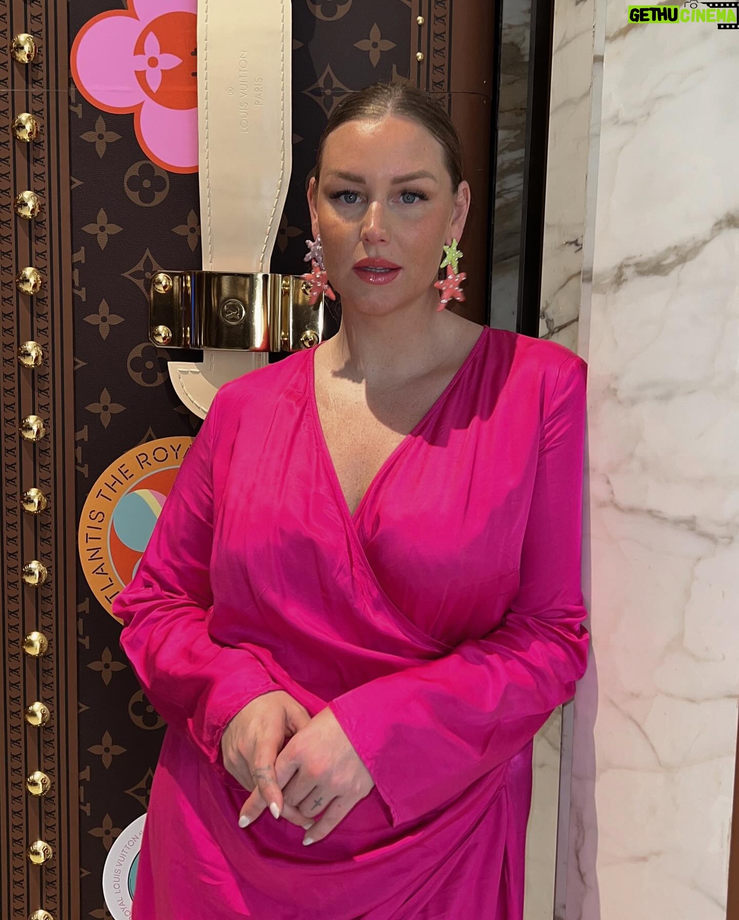 Aurélie Van Daelen Instagram - 1 an après l’ouverture, nous revoilà sur place pour fêter la magnifique collaboration @louisvuitton x @atlantistheroyal haute en couleur et plus qu’amusante avec toutes les viviennes géantes. Merci pour cette merveilleuse invitation ☺️ #atlantistheroyal #publicité