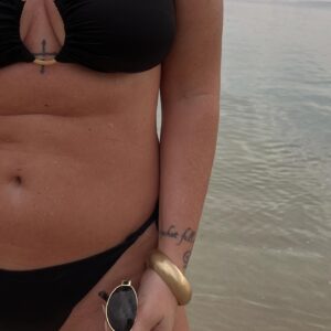 Aurélie Van Daelen Instagram - This is your sign not to hide this summer 🏝️
Ceci est ton signe de ne plus te cacher cet été, sur la plage, autour de la piscine… 
Ceci est mon corps, il n’est pas parfait mais c’est le mien, je l’aime et l’aimerai à chaque moment de ma vie 🩷 maillot @etam