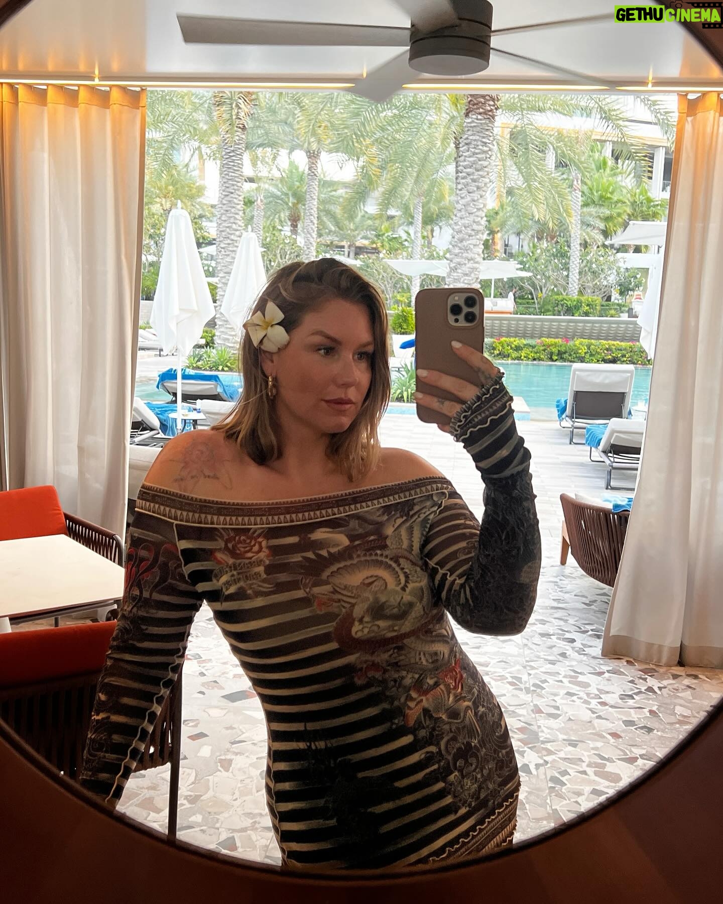 Aurélie Van Daelen Instagram - 🌼🌴🌺 Dernière photo >>> Ma tête quand… (aidez moi à terminer la légende) 😅 robe @jeanpaulgaultier #publicité