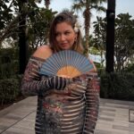Aurélie Van Daelen Instagram - 🌼🌴🌺 Dernière photo >>> Ma tête quand… (aidez moi à terminer la légende) 😅 robe @jeanpaulgaultier #publicité