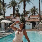 Aurélie Van Daelen Instagram - Fresh coke in hot Palm springs 🧊 (dernière vidéo c’est cadeau) 😅 @cocacolabelgium #publicité