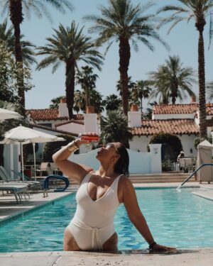 Aurélie Van Daelen Instagram - Fresh coke in hot Palm springs 🧊 (dernière vidéo c’est cadeau) 😅 @cocacolabelgium #publicité