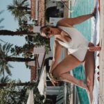 Aurélie Van Daelen Instagram - Fresh coke in hot Palm springs 🧊 (dernière vidéo c’est cadeau) 😅 @cocacolabelgium #publicité