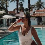 Aurélie Van Daelen Instagram - Fresh coke in hot Palm springs 🧊 (dernière vidéo c’est cadeau) 😅 @cocacolabelgium #publicité