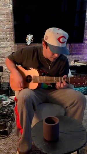Austin Mahone Instagram - “Kuntry” acoustic 💪🔥 What other songs do you wanna hear me play acoustic? #countrymusic #newmusic #acoustic