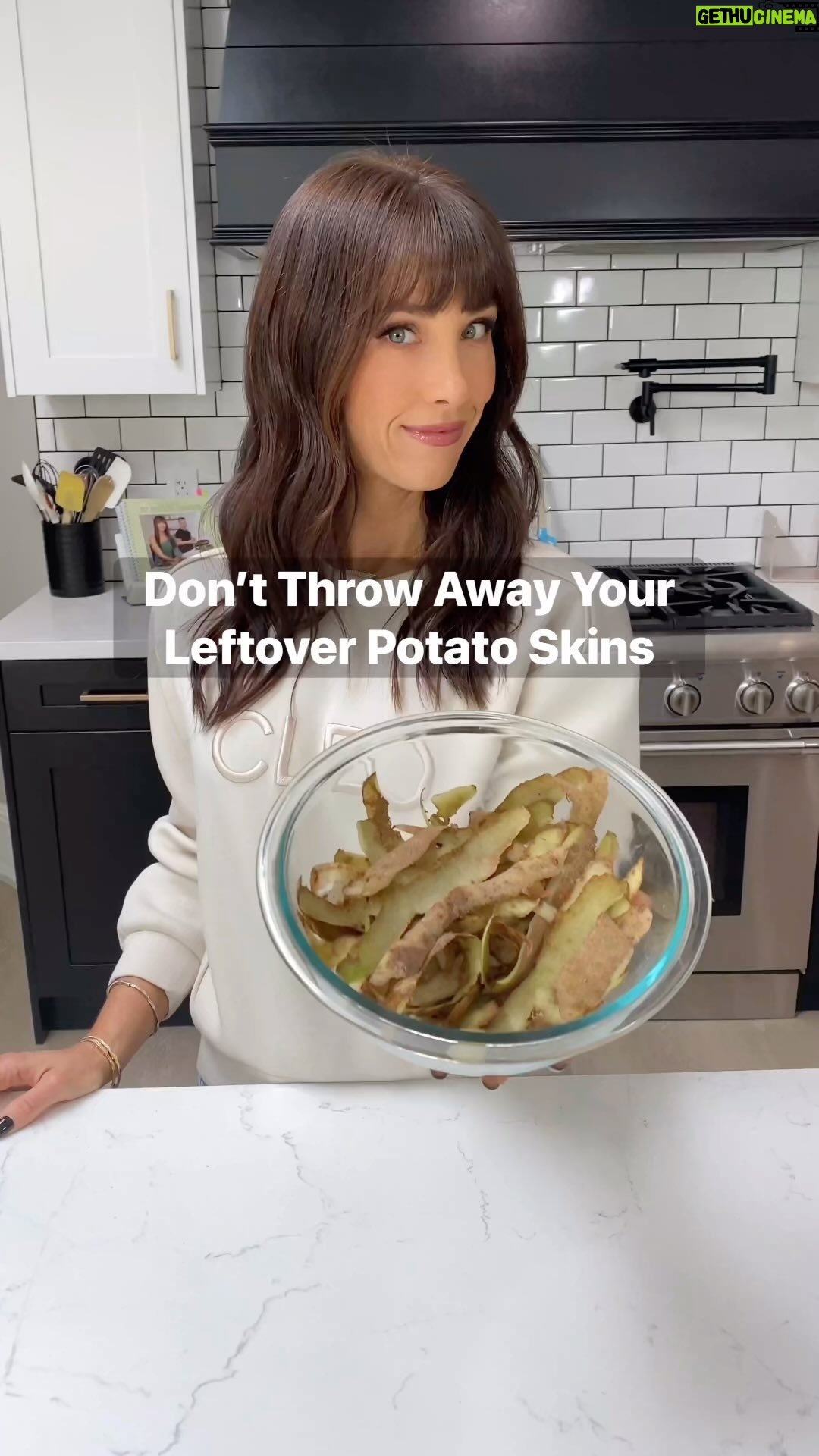 Autumn Calabrese Instagram - The perfect mix between a fry & a chip and so easy to make! The skin of the potato has more nutrients than the interior. It has lot of fiber, anti-inflammatory properties, antioxidants, potassium & vitamin C. #snackfood #homemade #homemadechips #potato #goodmoodfood