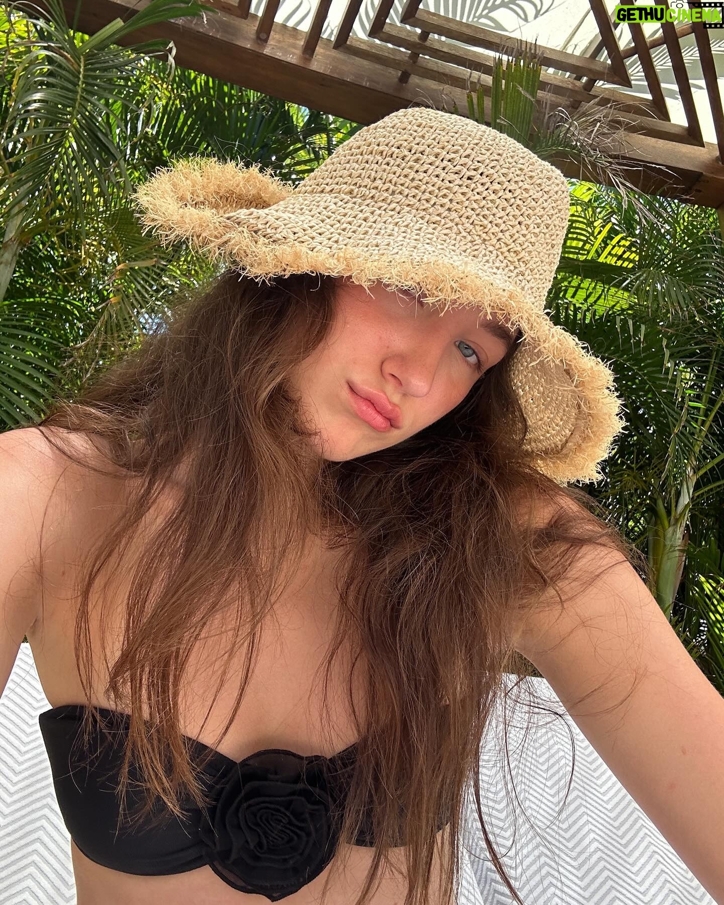 Ava Michelle Instagram - missing paradise 🌿