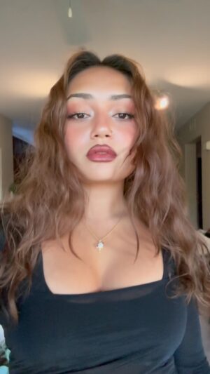 Avani Instagram - always late? just do your makeup in the car!! 🚗
#makeup #grwm #makeuptutorial