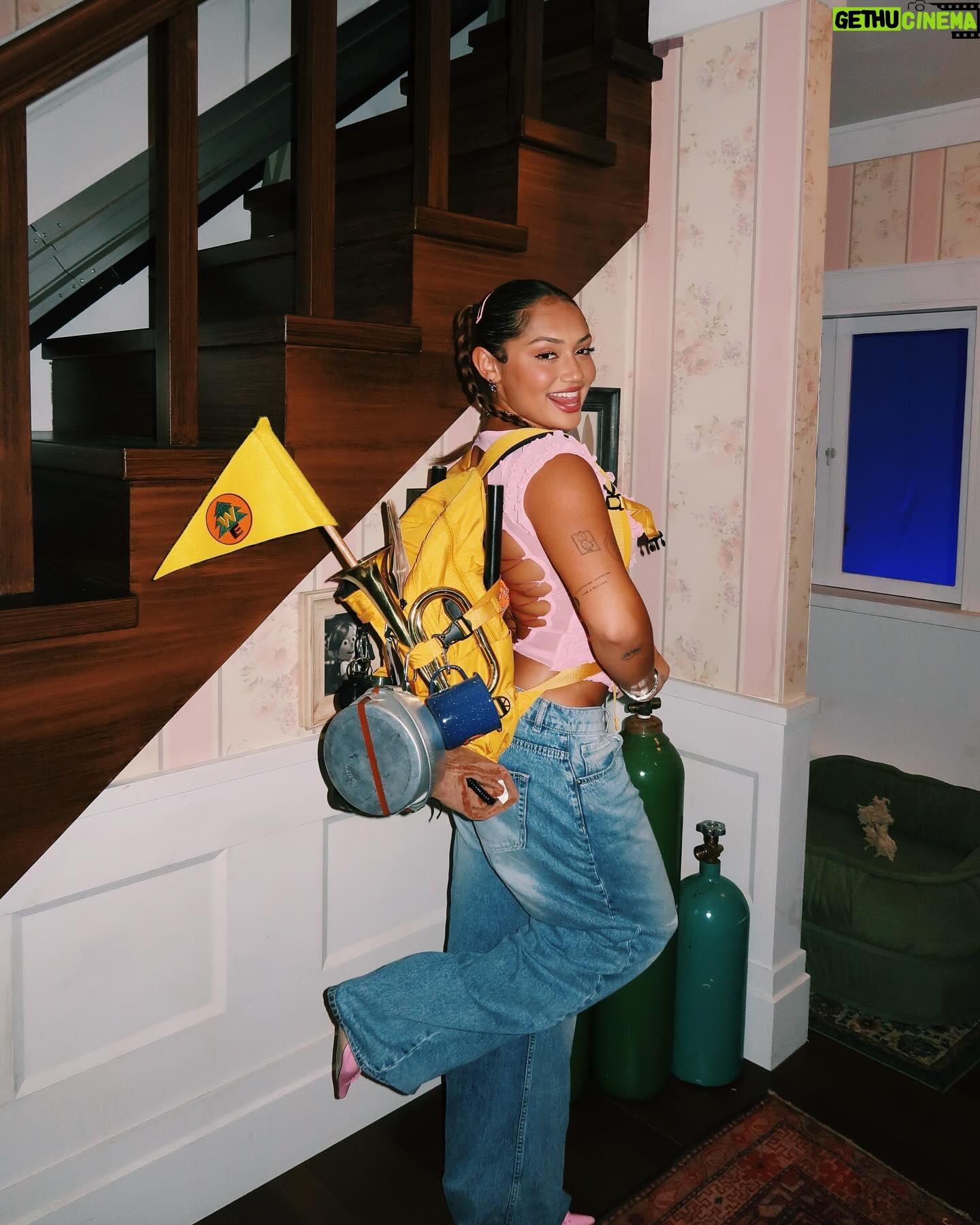 Avani Instagram - THE in real life UP house 🏠🎈 thank you so much @airbnb for having me for your biggest announcement yet!!!