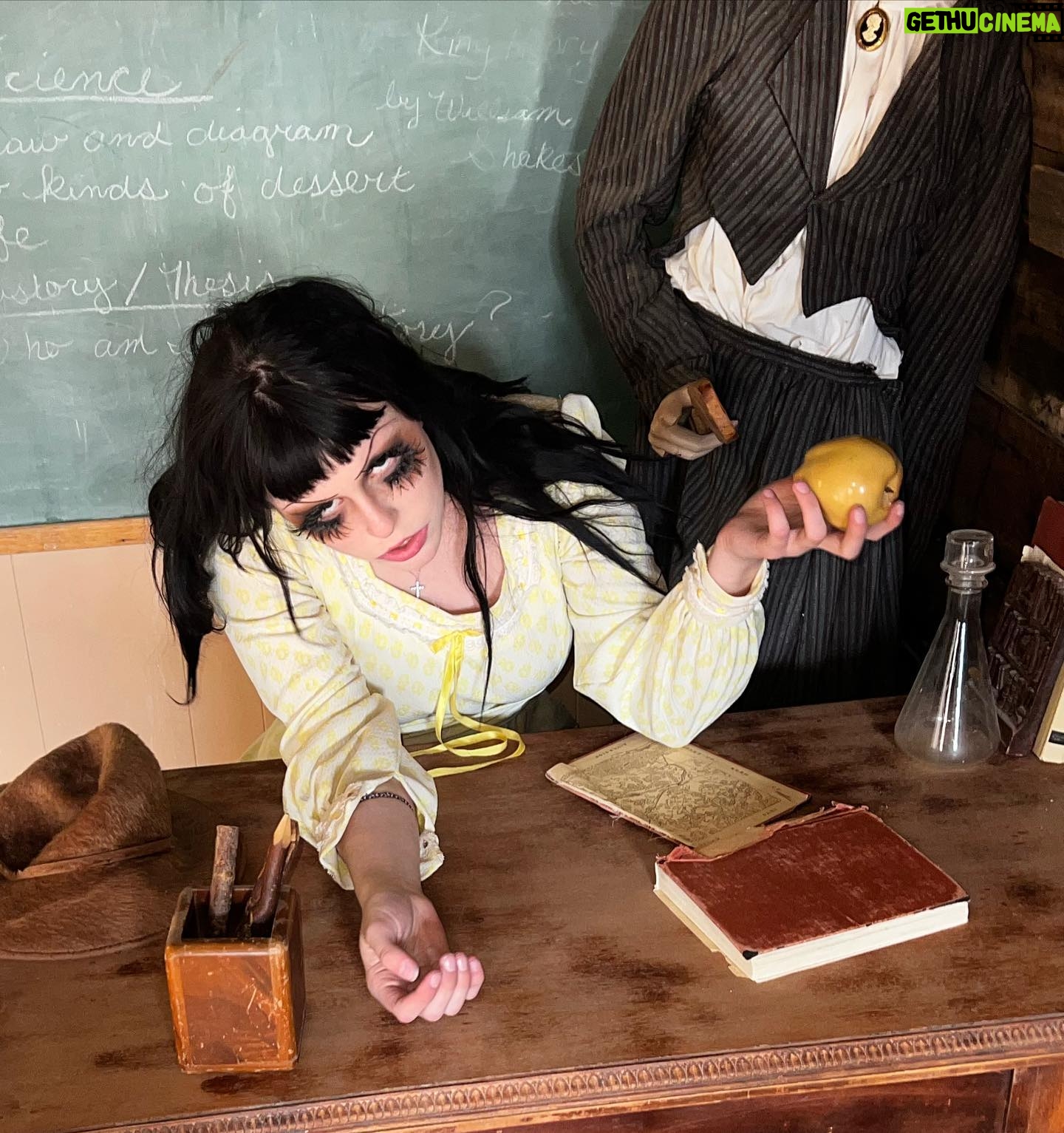 Avery Quinn Pongracz Instagram - My students brought me an apple