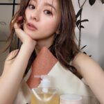Aya Asahina Instagram - . . 2月の製品発表会にも登場した@mqure.official シリーズが遂に発売🧡 . そして「MQURE」シリーズの中の MQURE for UのWEB診断第一号として診断させてもらいました＾＾ . 生活習慣まで考慮した診断が 簡単にできて香りも5種類の中から 自分好みのものが選べます！ . ちなみに私はfantasyの香りを選びました！ 頭を洗っている時に フローラルの香りに包まれながら過ごす時間は、 とてもリフレッシュできました！🧡 . これはマツキヨ・ココカラの公式オンラインショップのみで買えます！！ . . 写真２枚目や３枚目に出ているボトルは 店頭でも販売してる別のラインナップで2種類あるけど、 両方とも髪にも頭皮にもしっかり潤いをしっかり与えてくれます🫶 私はディープモイスト&リペアがお気に入り🧡 . ぜひチェックしてね♥️ . #MQURE #美髪ケア#頭皮ケア#ヘアケア#シャンプー #マツキヨ #ココカラ #PR . @mqure.official