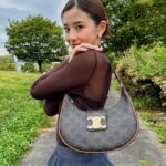 Aya Asahina Instagram - . . -CELINE- new bag 「AVA TRIOMPHE」発売 . 2020年に登場したバッグ「AVA」を ベースにトリオンフのメタリックプレート付きのフラップがついて アップデートされた人気のホーボーバッグ🤍 . レトロさを感じさせるデザインで、 カジュアルからフォーマルまで 様々なスタイルに対応できます。 色々合わせるのが楽しみ🤍🤍 . にしても、かわいい。 この夏大活躍間違いなし。 . #CELINEAVATRIOMPHE #SUPPORTEDBYCELINE @celine