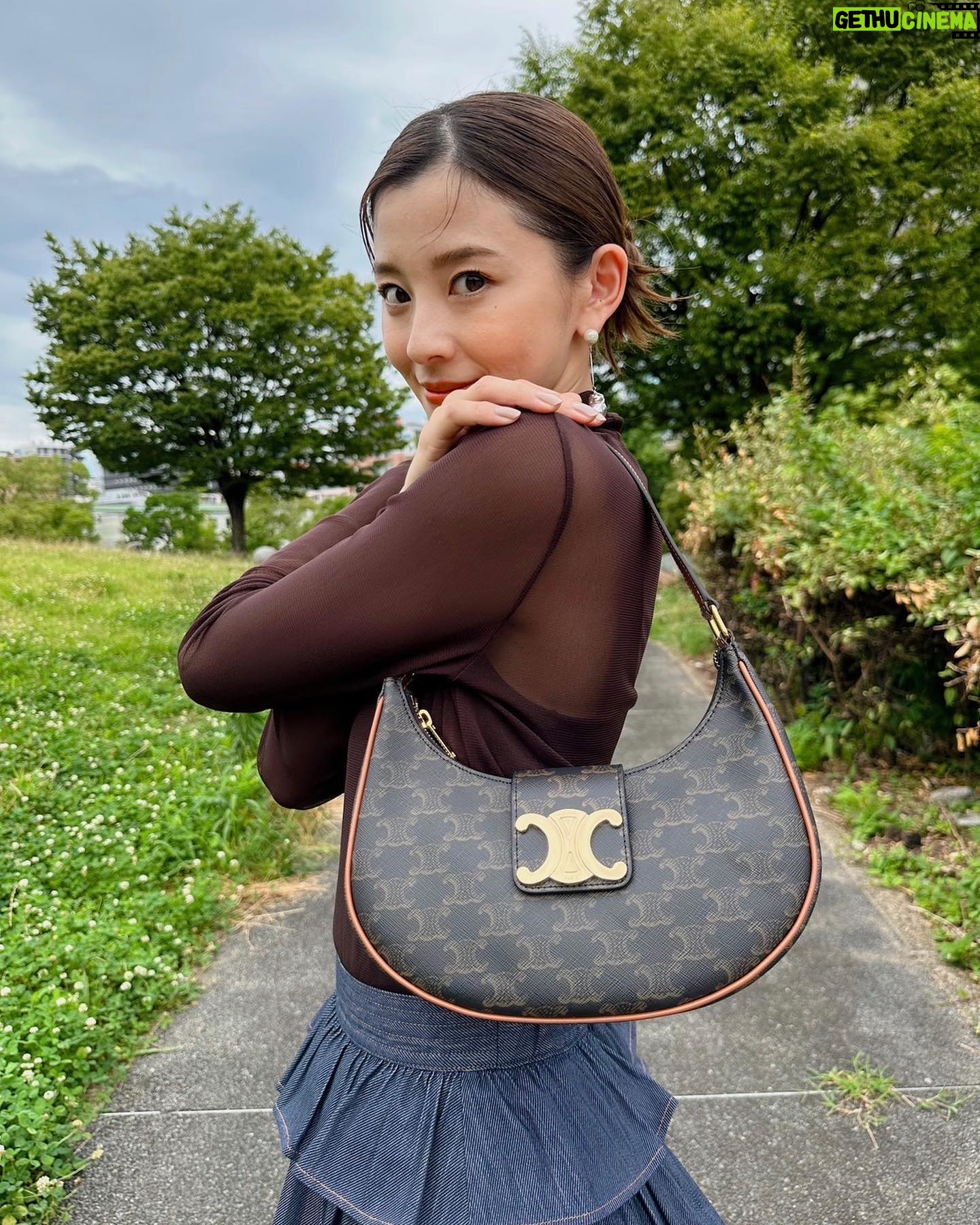 Aya Asahina Instagram - . . -CELINE- new bag 「AVA TRIOMPHE」発売 . 2020年に登場したバッグ「AVA」を ベースにトリオンフのメタリックプレート付きのフラップがついて アップデートされた人気のホーボーバッグ🤍 . レトロさを感じさせるデザインで、 カジュアルからフォーマルまで 様々なスタイルに対応できます。 色々合わせるのが楽しみ🤍🤍 . にしても、かわいい。 この夏大活躍間違いなし。 . #CELINEAVATRIOMPHE #SUPPORTEDBYCELINE @celine