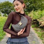 Aya Asahina Instagram - . . -CELINE- new bag 「AVA TRIOMPHE」発売 . 2020年に登場したバッグ「AVA」を ベースにトリオンフのメタリックプレート付きのフラップがついて アップデートされた人気のホーボーバッグ🤍 . レトロさを感じさせるデザインで、 カジュアルからフォーマルまで 様々なスタイルに対応できます。 色々合わせるのが楽しみ🤍🤍 . にしても、かわいい。 この夏大活躍間違いなし。 . #CELINEAVATRIOMPHE #SUPPORTEDBYCELINE @celine