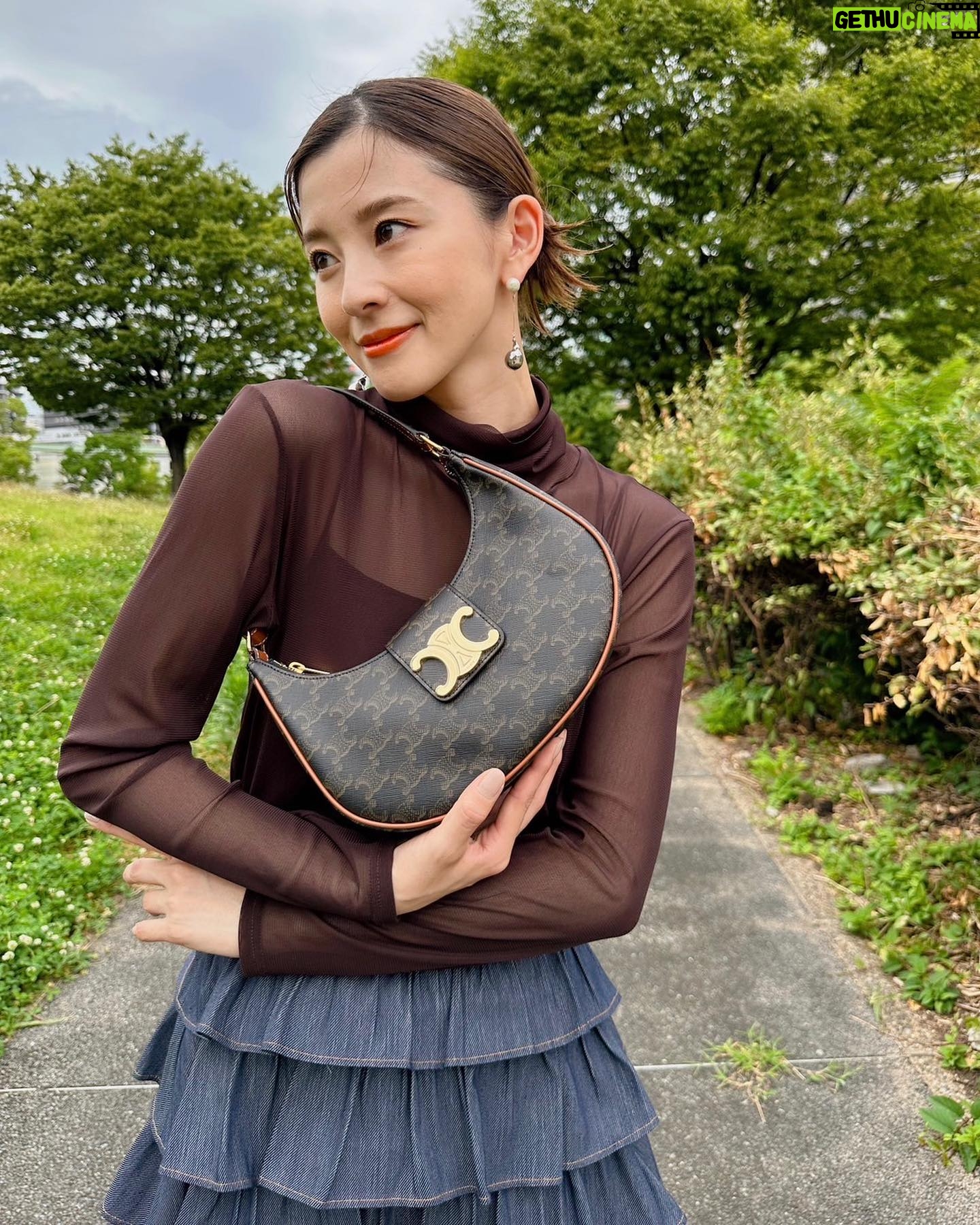 Aya Asahina Instagram - . . -CELINE- new bag 「AVA TRIOMPHE」発売 . 2020年に登場したバッグ「AVA」を ベースにトリオンフのメタリックプレート付きのフラップがついて アップデートされた人気のホーボーバッグ🤍 . レトロさを感じさせるデザインで、 カジュアルからフォーマルまで 様々なスタイルに対応できます。 色々合わせるのが楽しみ🤍🤍 . にしても、かわいい。 この夏大活躍間違いなし。 . #CELINEAVATRIOMPHE #SUPPORTEDBYCELINE @celine
