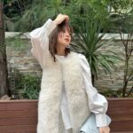 Aya Asahina Instagram – .
.
一足先に秋服をgetしました💓
.
ファーベストが絶妙な甘さで可愛くて、
全身ホワイトコーデにしてみました🫶
.
たまに着たくなる甘めな雰囲気、最高だよね🥰
.
#ANAYI #アナイ #pr
@anayi_official