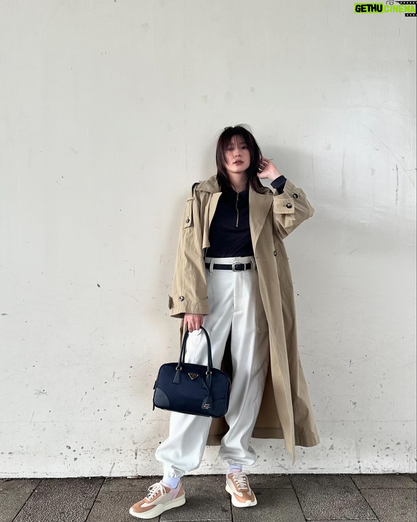 Aya Asahina Instagram - . . 先日、@roi_salon にて、 ヘアメンテナンスを行いました🫶 すっきりー💓 . . 私服🍀 . tops / @6______roku pants / @the_reracs belt / @celine shoes / @sorel_jp outer / @sacraofficial bag / @prada . . ここ最近のフィード投稿なぜか顔が赤い、、。 フィルターも何もしてないのに、、。 なぜ!?🥹 .