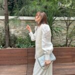 Aya Asahina Instagram – .
.
一足先に秋服をgetしました💓
.
ファーベストが絶妙な甘さで可愛くて、
全身ホワイトコーデにしてみました🫶
.
たまに着たくなる甘めな雰囲気、最高だよね🥰
.
#ANAYI #アナイ #pr
@anayi_official