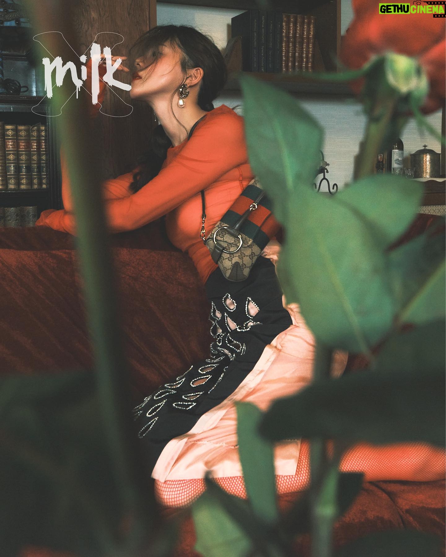 Aya Asahina Instagram - . . . 香港の雑誌「milk x」に出ております💓 . -17ANNIVERSARY- 記念すべき号に呼んで頂き嬉しい限りです☺️ . レトロな雰囲気の中GUCCIの衣装を着用しました。 皆さんぜひチェックしてみてください♥️ . . @milkxhk @gucci