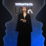 Aya Asahina Instagram – .
.
2月1日より新作ブレスレット
「Tiffany Lock」のローンチを祝して、
2月1日から14日まで期間限定で
ポップアップストアが六本木ヒルズ
大屋根プラザにてオープンします🫶
.
「Tiffany Lock」は、 
“ルールはない。すべての人へ”という精神で作られた、
ジェンダーレスなコレクション♥️
.
とても輝かしく素敵なジュエリーでした。
.
@tiffanyandco 
#TiffanyLock #TiffanyLock_Roppongi