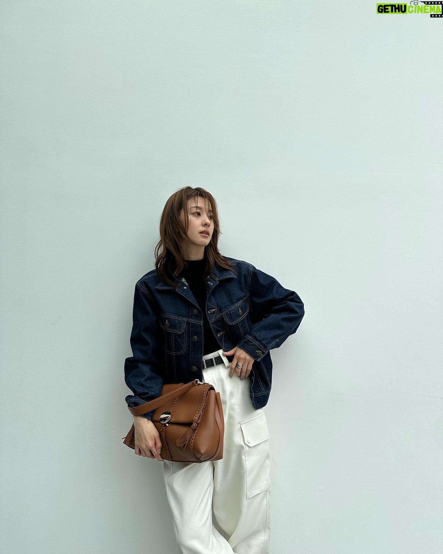 Aya Asahina Instagram - . . . chloe new bag “Penelope” . メゾンのヴィンテージジュエリーから インスピレーションを得た、 アイコニックなメタリッククロージャーが特徴🤎 . カジュアルに合わせてみました🤎 . @chloe #chloe