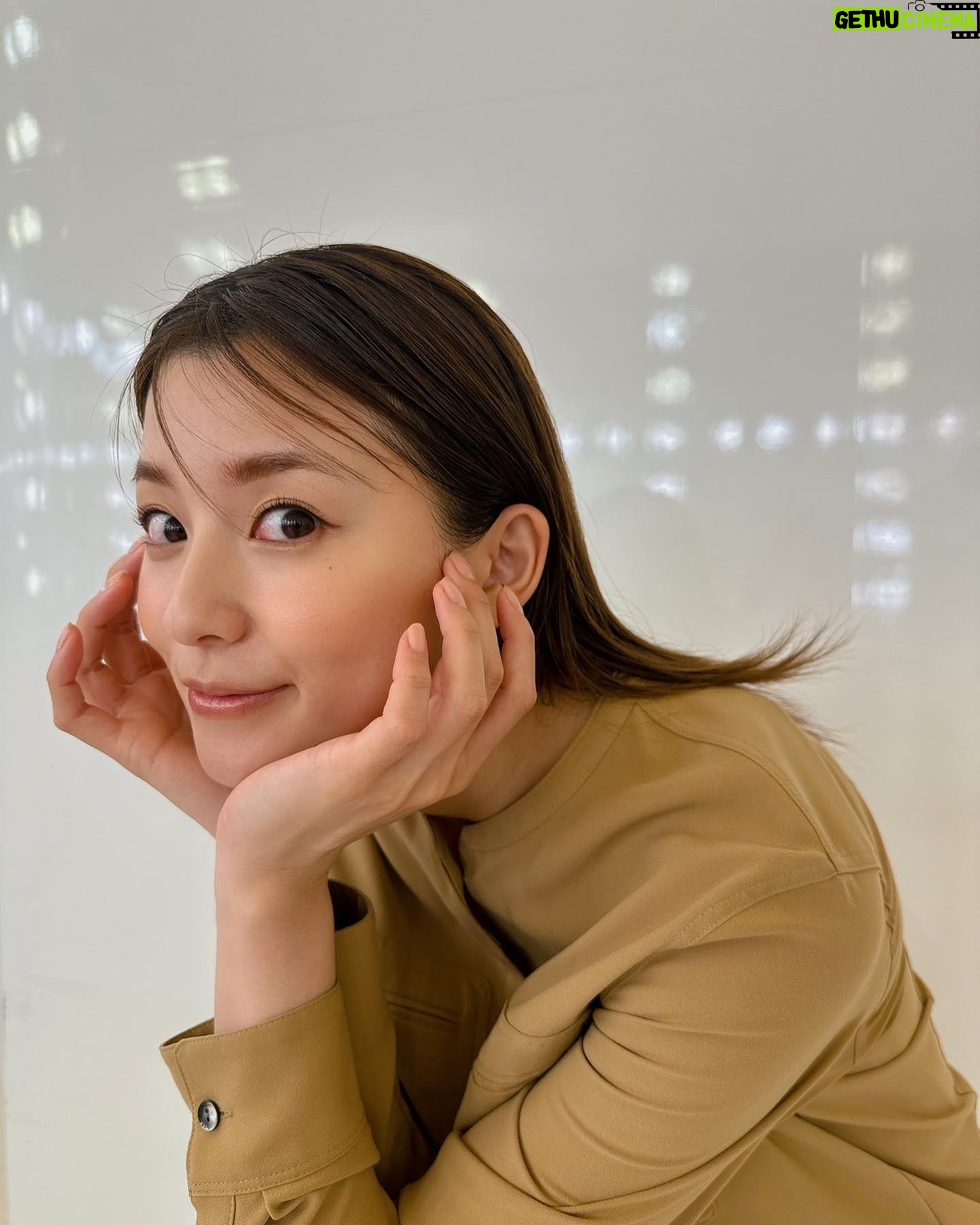 Aya Asahina Instagram - . . 4月頃から愛用しているMQURE🧡 髪と頭皮の潤いに着目したブランドで、 頭皮のケアもできるからか、最近髪の調子もいい!!🫶 . 色んな髪悩みがあると思うけど、 この季節でいうと紫外線のダメージや 湿気からくるうねりが気になる、、。 でもそれも潤いが大事なんだって🥰 . しかも頭皮もケアできるって、 この季節にはなおさら嬉しいよね🧡 . 日々のケアを大事にしよーっと! . #MQURE #美髪ケア#頭皮ケア#ヘアケア#シャンプー #マツキヨ #ココカラ @mqure.official