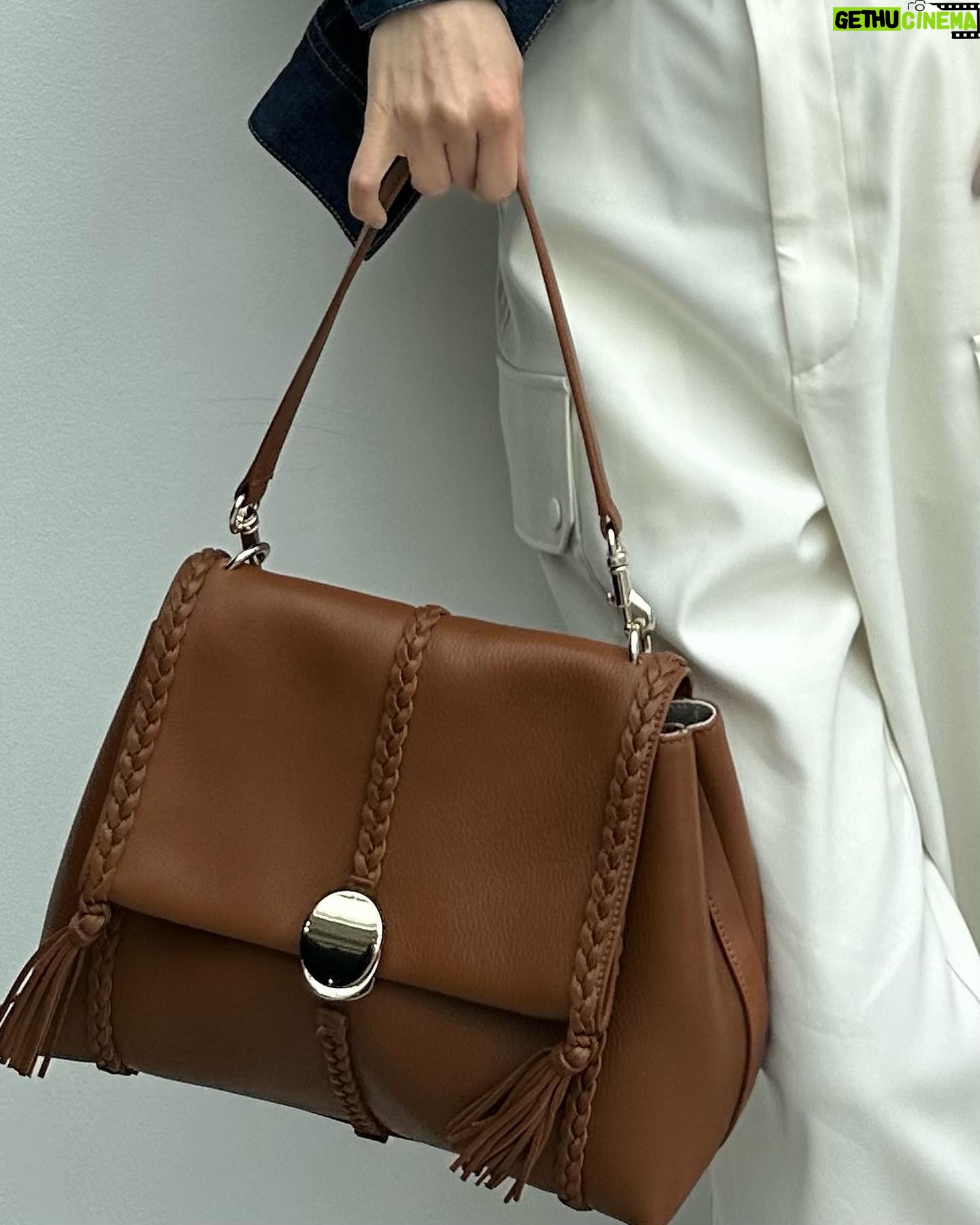 Aya Asahina Instagram - . . . chloe new bag “Penelope” . メゾンのヴィンテージジュエリーから インスピレーションを得た、 アイコニックなメタリッククロージャーが特徴🤎 . カジュアルに合わせてみました🤎 . @chloe #chloe