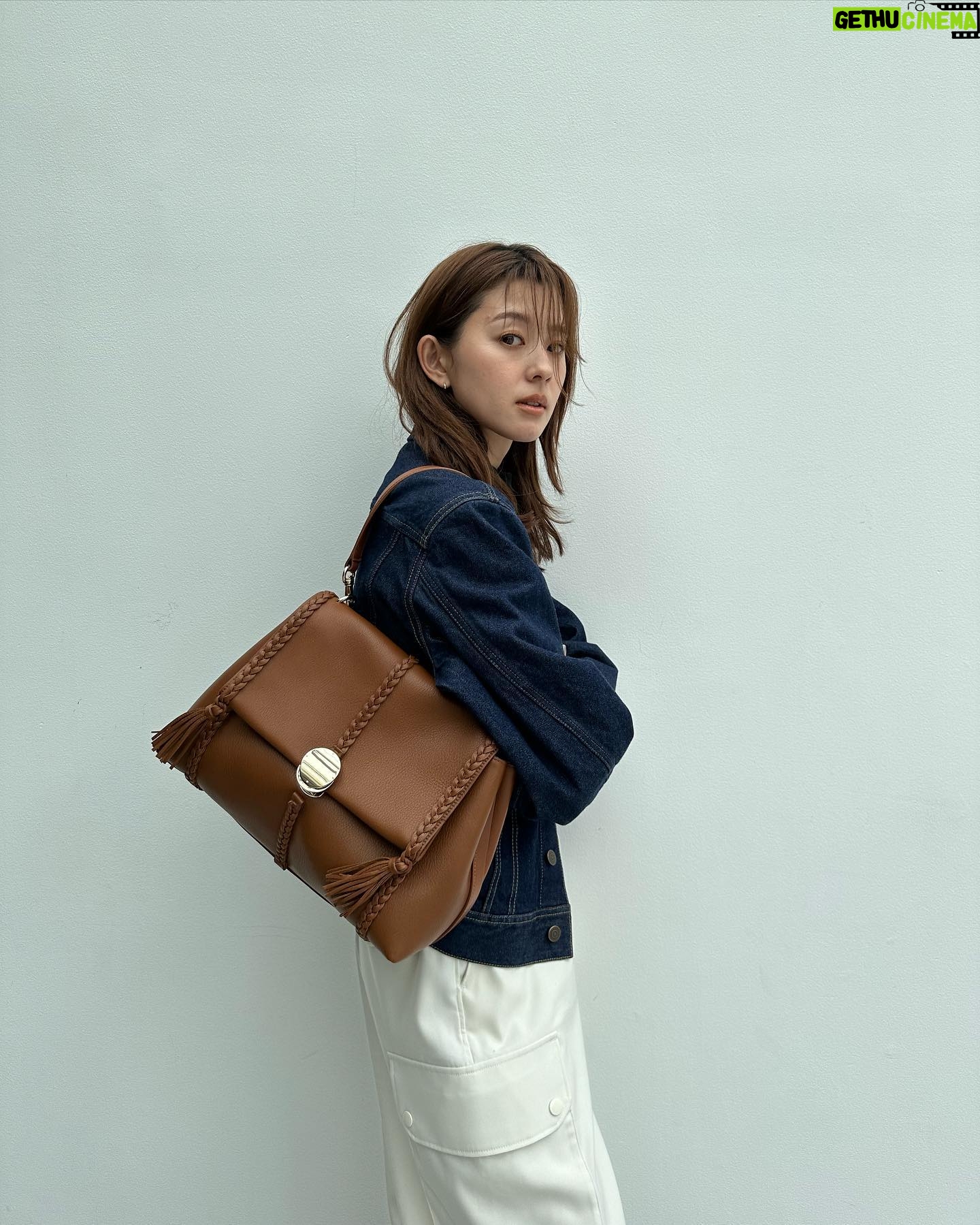 Aya Asahina Instagram - . . . chloe new bag “Penelope” . メゾンのヴィンテージジュエリーから インスピレーションを得た、 アイコニックなメタリッククロージャーが特徴🤎 . カジュアルに合わせてみました🤎 . @chloe #chloe