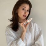 Aya Asahina Instagram – .
.
GUERLAIN  ROUGE G CHERRY BLOSSOM
.
2月1日に発売される
ルージュ ジェ チェリー ブロッサムは、
桜のやわらかく繊細な美しさにインスパイアされ
生み出した新色で限定デザイン💓
とても華やかで持っていると気分が上がります！＾＾
 .
@guerlain 
#ゲラン #ルージュジェ #チェリーブロッサム　
 .