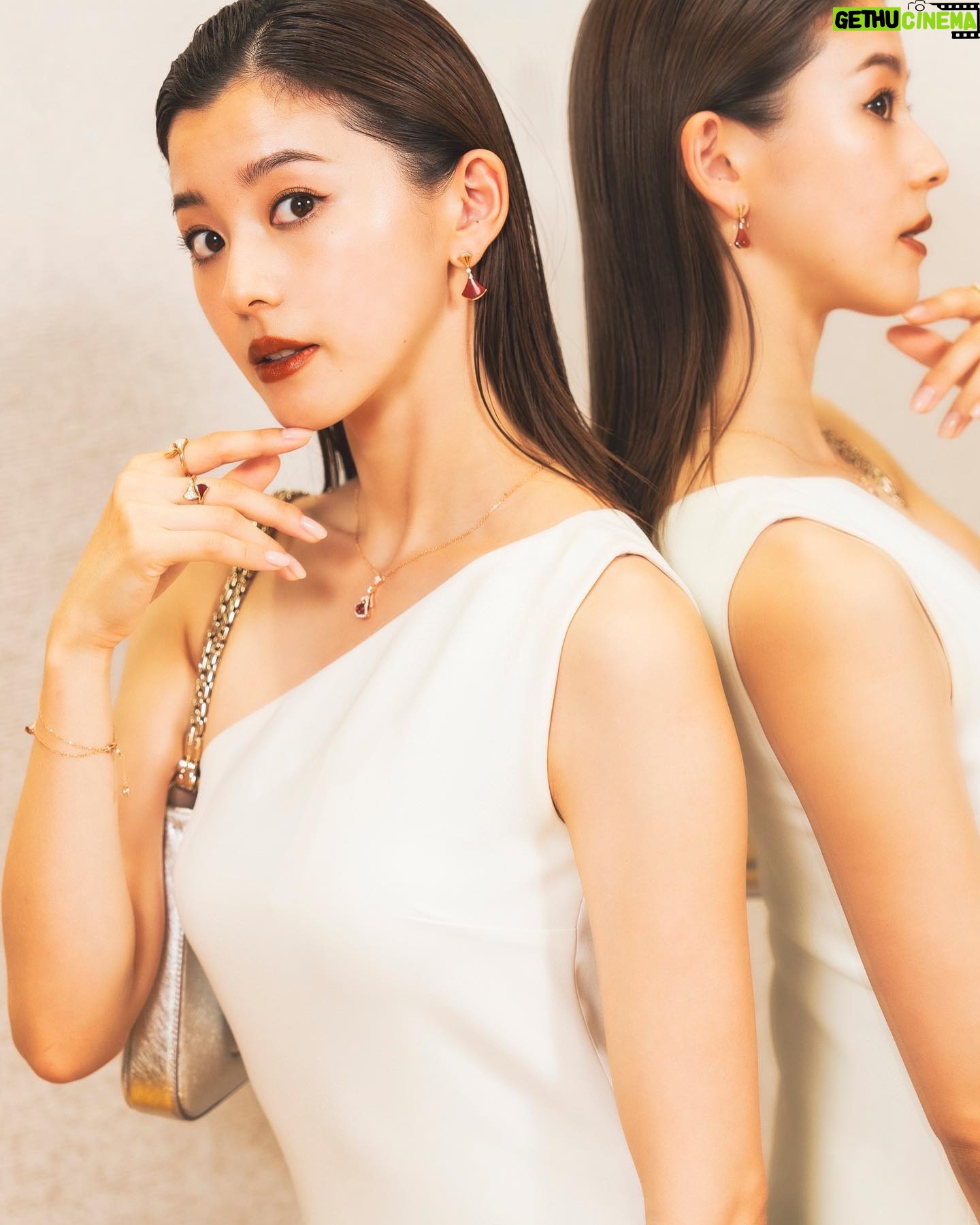 Aya Asahina Instagram - . . -Bulgari- 8/10にBulgari表参道コンセプトストアがopen☀️ . いち早く行ってきましたが、 外観はサフランカラーがとても鮮やかでした💛 . 広々としたエレガントな空間で、 また表参道に行ったらいきたいな🫶 . @Bulgari #Bulgari #BulgariJewelry #DivasDream #Omotesando
