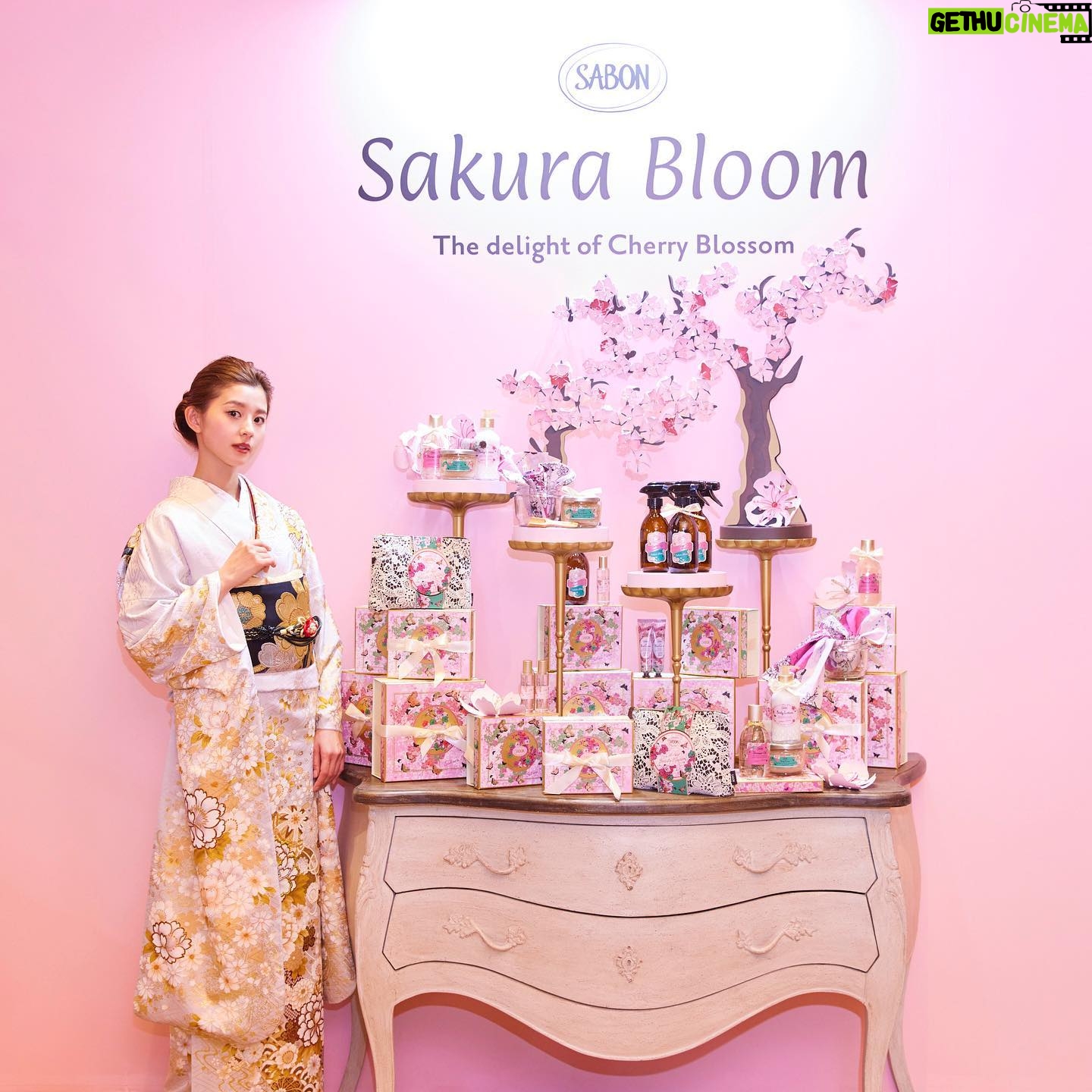Aya Asahina Instagram - . . SABON日本上陸15周年を記念した「Sakura Bloom Collection」🌸 . 2/15~2/23まで伊勢丹新宿店本館1階 プロモーションスペースにて、 先行発売ホップアップストアがオープン💓 . 春の空に咲く清らかなフローラルグリーンな香りと 春らしいパッケージでとても可愛かった♡ . @sabon_japan #sabon #サボン #SABONサクラブルーム#sabonjapan15th #サボンノサクラ