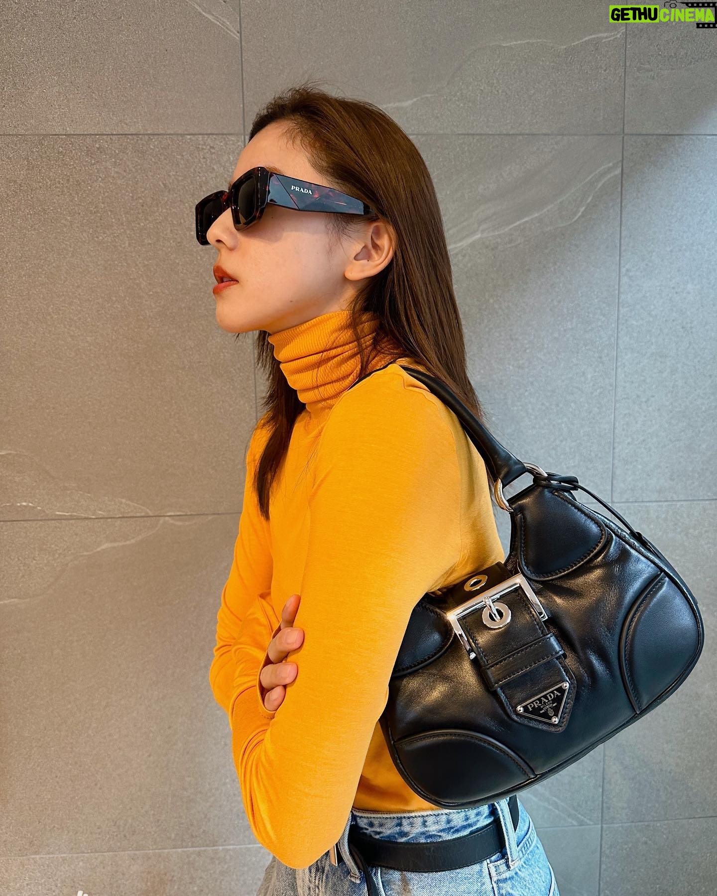 Aya Asahina Instagram - . . PRADA新作バッグ「PradaMoon」🌙♥️ . . @Prada #PradaMoon