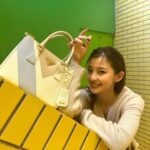 Aya Asahina Instagram - . . 最近のプライベートでの一枚🫶 . ブルーがアクセントになっていて、 可愛いバック💙 . #PradaGalleria で好きなカラーをみつけてね＾＾ . #pradagalleria #ad @prada . .