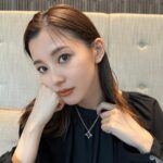 Aya Asahina Instagram - . . 本日はトークショーでした💓 凄く近い距離でのトークショーだったので、 緊張もせず普段通りな感じで、 沢山お話しすぎちゃいました。笑🤣 お越しくださった皆様ありがとうございます🥰 . シンガポールは美味しい食べ物が沢山あって アクティビティもあり、治安も良く、 日本からも飛行機で7時間前後！！ しかも時差が1時間ほどなので、 はじめての海外！という方にも安心だと思います☺️ . そして写真は　@louisvuitton からのgift💓 可愛くて早速着けてみました！☻ ありがとうございます🫶 . #LouisVuitton #LVBlossom #LVFineJewelry .