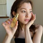 Aya Asahina Instagram - . . GUERLAIN PARURE GOLD 24K PRIMER🧡 . . 3/1 GUERLAINを象徴するファンデーションライン #パリュールゴールド から 99%スキンケアベースのまるで美容液のようなアイテムメイクアッププライマー「パリュール ゴールド 24K プライマー」が発売。 . 24K配合の繊細なゴールドフレークが、 自然なツヤ感と輝きを演出します。 . そして、98％天然由来成分配合に生まれ変わった新処方。 . @guerlain #ゲラン #パリュールゴールド #24Kプライマー