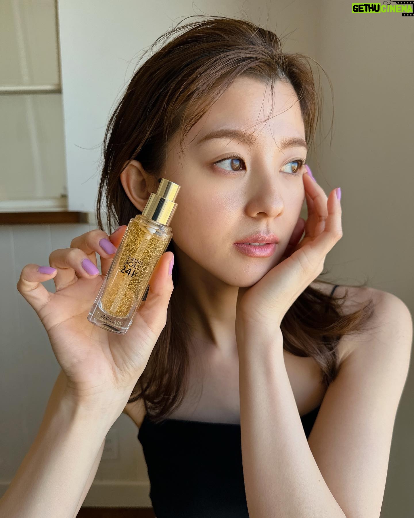 Aya Asahina Instagram - . . GUERLAIN PARURE GOLD 24K PRIMER🧡 . . 3/1 GUERLAINを象徴するファンデーションライン #パリュールゴールド から 99%スキンケアベースのまるで美容液のようなアイテムメイクアッププライマー「パリュール ゴールド 24K プライマー」が発売。 . 24K配合の繊細なゴールドフレークが、 自然なツヤ感と輝きを演出します。 . そして、98%天然由来成分配合に生まれ変わった新処方。 . @guerlain #ゲラン #パリュールゴールド #24Kプライマー