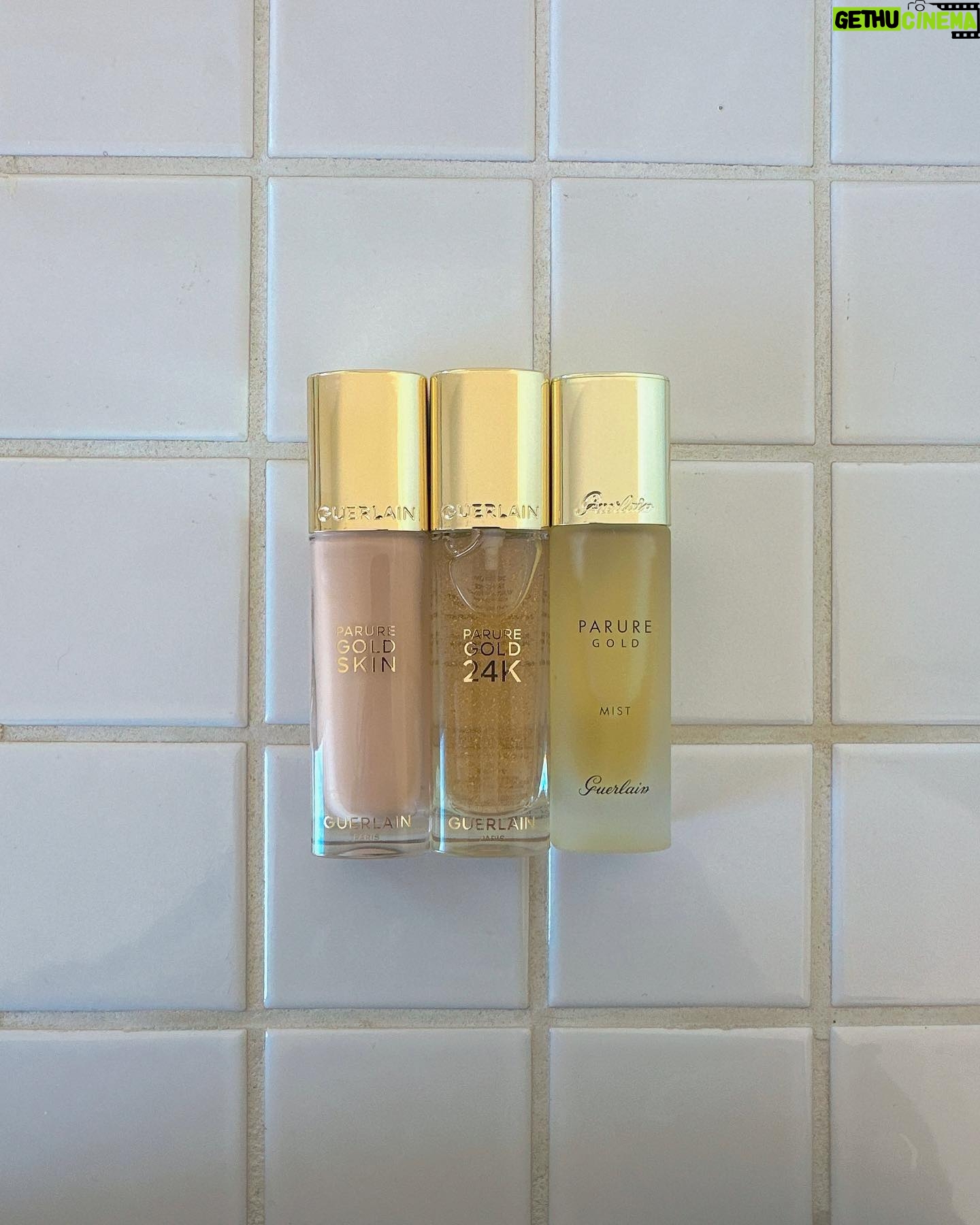 Aya Asahina Instagram - . . GUERLAIN PARURE GOLD 24K PRIMER🧡 . . 3/1 GUERLAINを象徴するファンデーションライン #パリュールゴールド から 99%スキンケアベースのまるで美容液のようなアイテムメイクアッププライマー「パリュール ゴールド 24K プライマー」が発売。 . 24K配合の繊細なゴールドフレークが、 自然なツヤ感と輝きを演出します。 . そして、98%天然由来成分配合に生まれ変わった新処方。 . @guerlain #ゲラン #パリュールゴールド #24Kプライマー