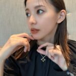 Aya Asahina Instagram - . . 本日はトークショーでした💓 凄く近い距離でのトークショーだったので、 緊張もせず普段通りな感じで、 沢山お話しすぎちゃいました。笑🤣 お越しくださった皆様ありがとうございます🥰 . シンガポールは美味しい食べ物が沢山あって アクティビティもあり、治安も良く、 日本からも飛行機で7時間前後！！ しかも時差が1時間ほどなので、 はじめての海外！という方にも安心だと思います☺️ . そして写真は　@louisvuitton からのgift💓 可愛くて早速着けてみました！☻ ありがとうございます🫶 . #LouisVuitton #LVBlossom #LVFineJewelry .