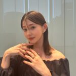 Aya Asahina Instagram - . . dress / @etretokyo jewelry / @tasaki_intl pumps / @sergiorossi . 本日放送のアンビリバボーの衣装でした💓 . .