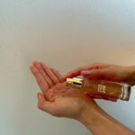 Aya Asahina Instagram - . . GUERLAIN PARURE GOLD 24K PRIMER🧡 . . 3/1 GUERLAINを象徴するファンデーションライン #パリュールゴールド から 99%スキンケアベースのまるで美容液のようなアイテムメイクアッププライマー「パリュール ゴールド 24K プライマー」が発売。 . 24K配合の繊細なゴールドフレークが、 自然なツヤ感と輝きを演出します。 . そして、98％天然由来成分配合に生まれ変わった新処方。 . @guerlain #ゲラン #パリュールゴールド #24Kプライマー