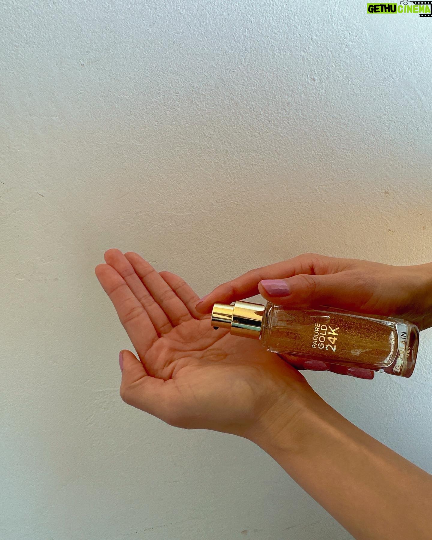 Aya Asahina Instagram - . . GUERLAIN PARURE GOLD 24K PRIMER🧡 . . 3/1 GUERLAINを象徴するファンデーションライン #パリュールゴールド から 99%スキンケアベースのまるで美容液のようなアイテムメイクアッププライマー「パリュール ゴールド 24K プライマー」が発売。 . 24K配合の繊細なゴールドフレークが、 自然なツヤ感と輝きを演出します。 . そして、98%天然由来成分配合に生まれ変わった新処方。 . @guerlain #ゲラン #パリュールゴールド #24Kプライマー
