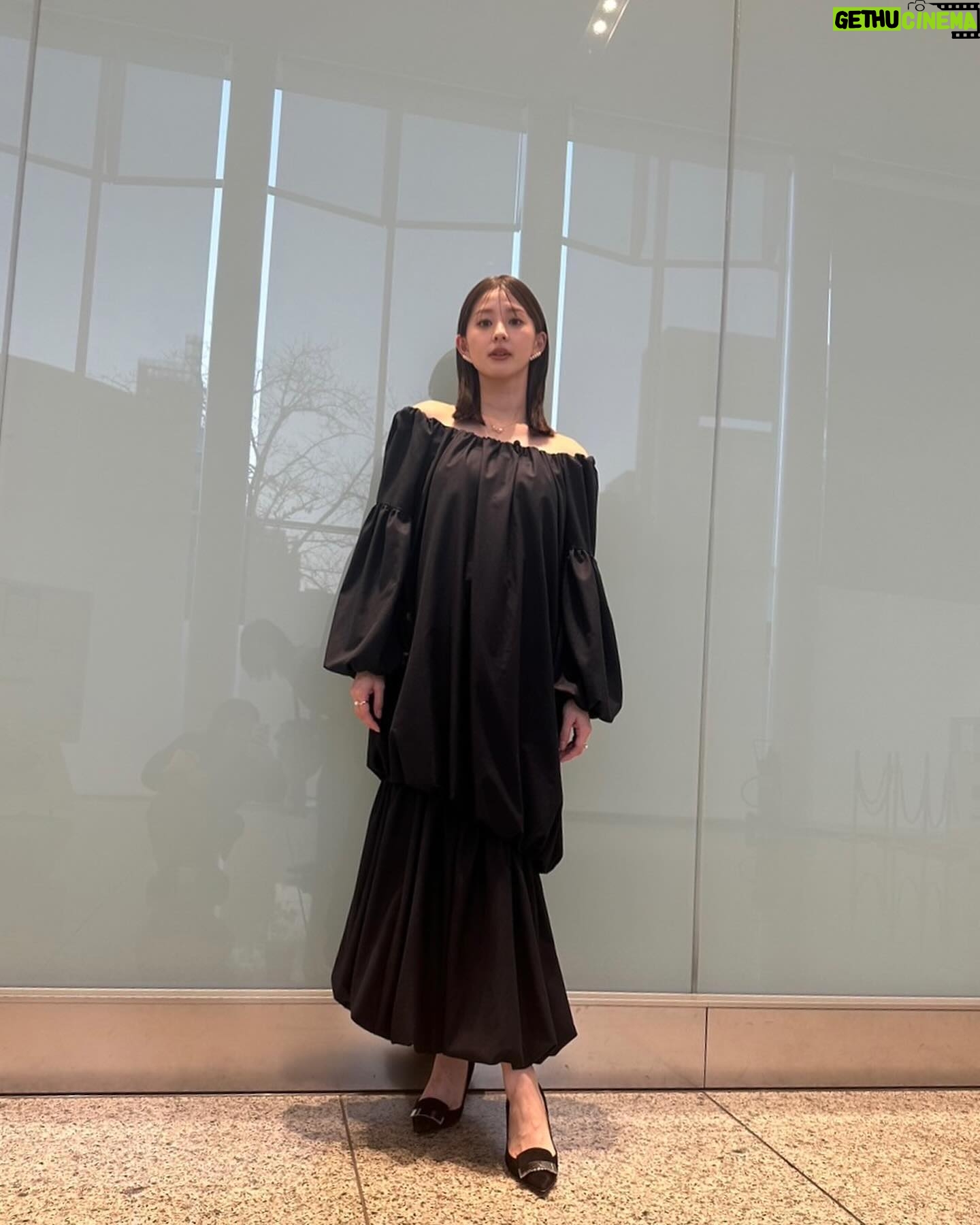 Aya Asahina Instagram - . . dress / @etretokyo jewelry / @tasaki_intl pumps / @sergiorossi . 本日放送のアンビリバボーの衣装でした💓 . .