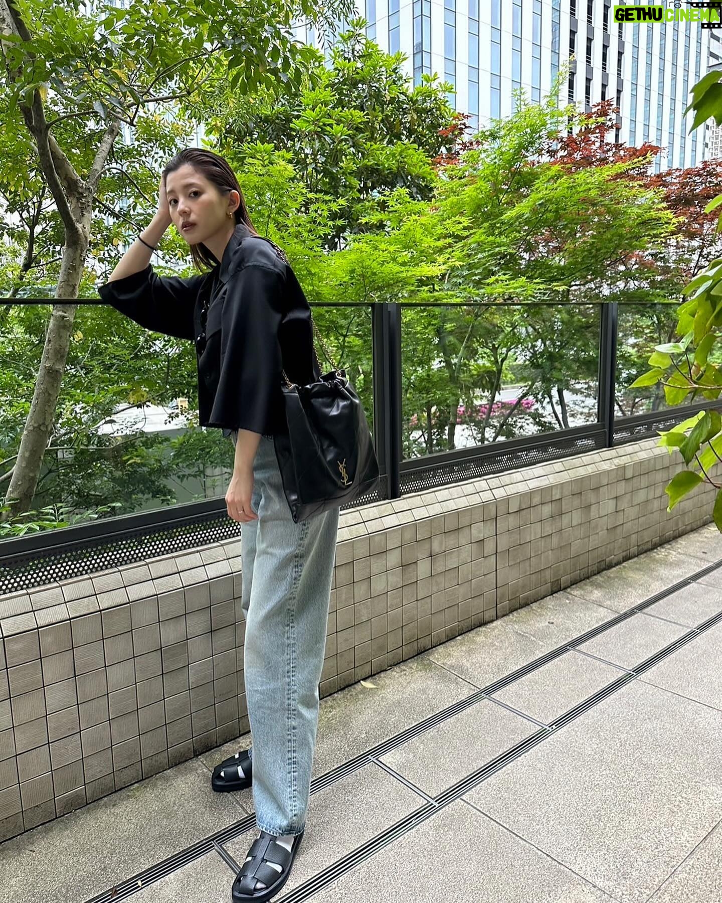 Aya Asahina Instagram - . . ジェイミーシリーズから、 新しく登場するポションタイプの 「JAMIE 4.3」アイコニックなステッチや カサンドラロゴなどのデザインは そのままの巾着型バック🖤 . 日常使いに最適。 . . @ysl . #YSL #サンローラン #JAMIE #PR